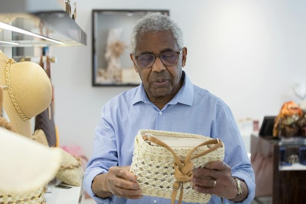 Comment porter des combinaisons en denim pour un look casual chic?